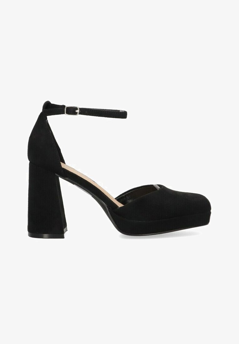 Tacones de plataforma de terciopelo negro con punta redonda, tacón grueso y correa para el tobillo ajustable. Textura suave y diseño minimalista.