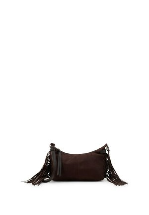 Sac à main en daim marron foncé avec de longues franges des deux côtés et une lanière pour poignet sur fond blanc.