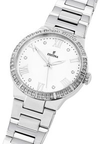 Orologio argento con cinturino in acciaio inossidabile, quadrante bianco, numeri romani e una lunetta impreziosita da cristalli. Nome della marca "Festina" in evidenza.