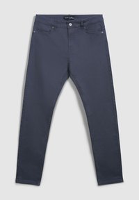 Granatowe spodnie o prostym kroju wykonane z mieszanki bawełny. Kieszenie z przodu, szlufki na pasek oraz zapięcie na pojedynczy guzik. Gładka tekstura.