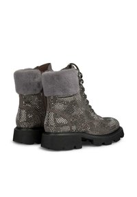 Bottines à lacets en gris métallisé avec une surface texturée. Dotées d'un revers en fourrure grise et d'une semelle en caoutchouc noir épaisse pour plus de stabilité.