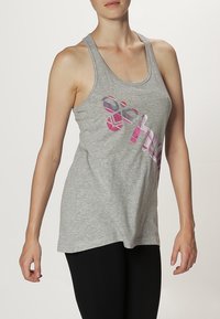 Grijze tanktop met een ronde halslijn, voorzien van een kleurrijk geometrisch ontwerp in roze en paars op de voorkant. Zachte, ademende stof.