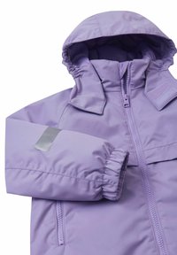 Fioletowa kurtka ocieplana z zapięciem na zamek, wysokim kołnierzem, kapturem i elastycznymi mankietami. Zawiera elementy odblaskowe oraz gładką, błyszczącą strukturę.