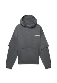 Felpa grigia con taglio boxy, orlo grezzo, tasca frontale e testo "BASIC" in bianco. Presenta maniche corte e un tessuto morbido e testurizzato.