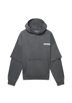 Felpa grigia con taglio boxy, orlo grezzo, tasca frontale e testo "BASIC" in bianco. Presenta maniche corte e un tessuto morbido e testurizzato.