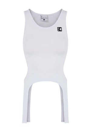 Débardeur de sport blanc au design ajusté, avec des côtés découpés et un logo brodé noir. Fabriqué en tissu extensible et lisse.
