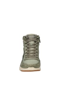 Groene Skechers sneaker met hoge schoenkraag van mesh en suède materialen, veters aan de voorkant, zijrits en een beige zool met bruine profielzool.
