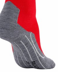 Rote und graue Socke mit gestreiftem Design und verstärkter Ferse. Das Material wirkt weich mit einer glatten Textur und Polsterung.