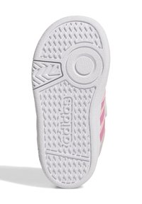 Semelle de sneaker blanche avec un motif de grip texturé, ornée d'un accent rose et du logo "adidas" embossé au centre. Forme de talon ronde.