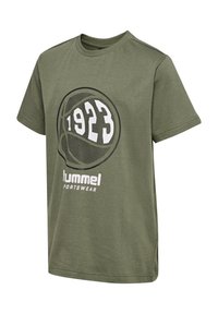 Oliwkowa bawełniana koszulka z krótkim rękawem i okrągłym dekoltem. Posiada okrągły wzór z białym napisem "1923" oraz tekstem "hummel sportswear" poniżej.