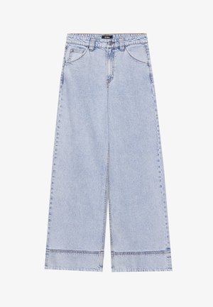 Világoskék, laza fazonú farmernadrág, magas derékkal, elülső zsebekkel és egyenes szabással, látható díszvarrásokkal.