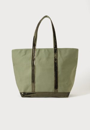 Stor olivengrøn totebag med to lange hanke og mørk, skinnende palietkant på hankene og nederste kant, sat mod en ensfarvet baggrund.