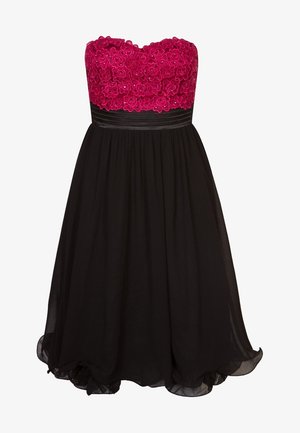 Abito senza spalline con corpino ricamato a fiori di un brillante rosa e vita plissettata nera, gonna in chiffon nero che arriva fino a metà polpaccio.