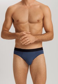 Slip blu navy da uomo con elastico nero in vita. Tessuto liscio, design aderente. Nessun motivo o accento visibile.