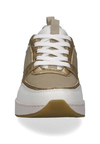 Sneaker with a white rubber sole, smooth leather in white and metallic gold, round toe, and flat white laces. Features a pull tab at the heel.