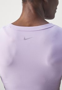 Nike Performance ONE FITTED TOP - T-skjorte til trening - lilac bloom/black