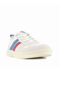 Hvite semskede sneakers med blå og røde striper, teksturert såle og rund tå. Har hvite lisser og en logo på tungen.