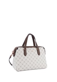 Beige stofhåndtaske med et gentaget mønster, brune læderhåndtag og guldfarvet beslag. Har en aftagelig rem for alsidighed.