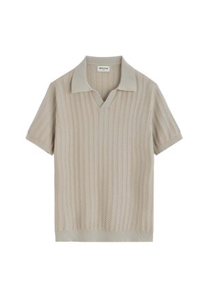 Polo en maille beige à manches courtes avec texture côtelée et col, doté d'une petite ouverture en V.