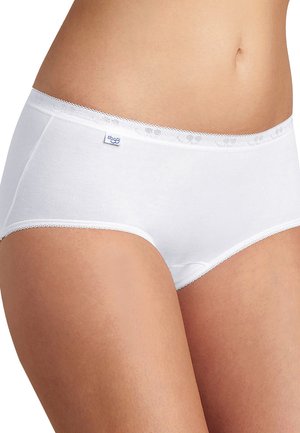 Witte katoenen slip met een gladde textuur, voorzien van een decoratieve kantafwerking en een klein logo-label op de tailleband.