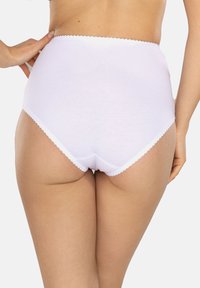 Slip in cotone bianco a vita alta con bordi ondulati, tessuto morbido e design a copertura totale.