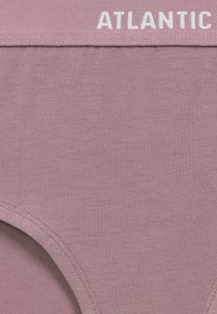 Różowa bawełniana bielizna o gładkiej teksturze, z szerokim pasem z napisem "ATLANTIC" w białym kolorze. Klasyczny krój majtek z przeszytymi brzegami.