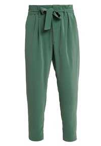 Pantaloni verdi a sigaretta realizzati in tessuto morbido, con vita legata, pieghe davanti e caviglie a risvolto. Texture liscia su tutta la superficie.