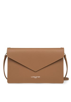 Sac à main en cuir marron de style enveloppe avec fermoir magnétique, bandoulière réglable et nom de marque embossé sur le devant. Texture lisse.