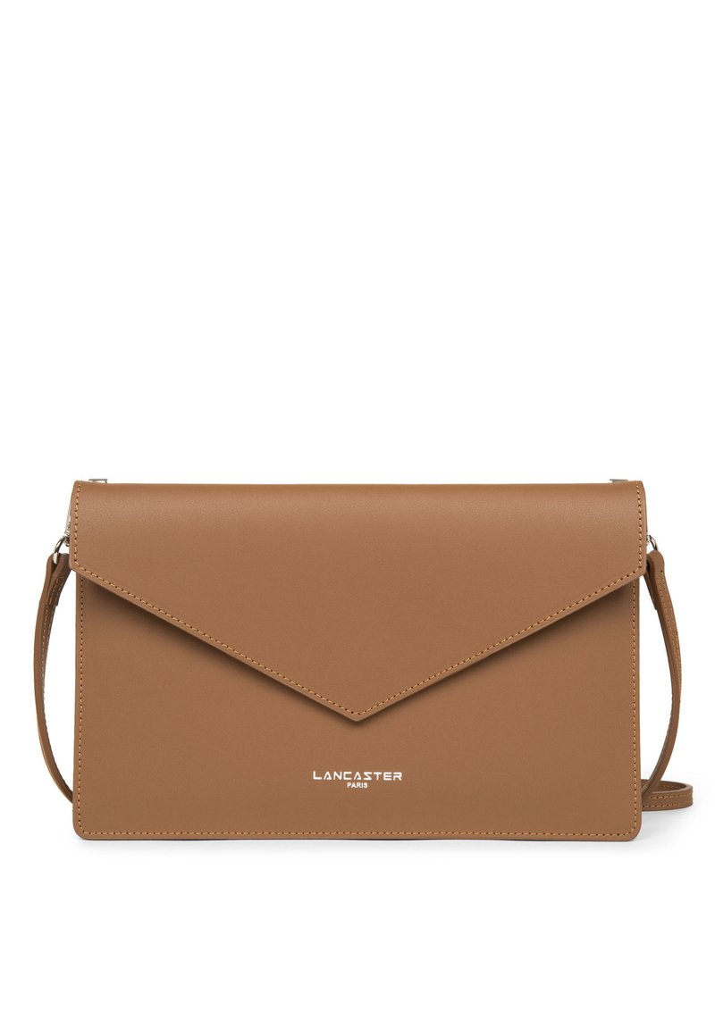 Borsa a busta in pelle marrone con chiusura magnetica, tracolla regolabile e nome del marchio impresso sul davanti. Texture liscia.