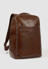 Mochila de cuero marrón con un diseño elegante, que presenta acentos azules, cierre de cremallera y correas de hombro ajustables.