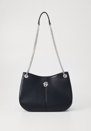 Bolso de mano de cuero negro con correa de cadena plateada y pequeño emblema de logo plateado centrado en el panel frontal sobre un fondo claro y liso.