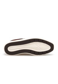 Sneaker-Außensohle mit einer strukturierten braunen GummOberfläche und einer weißen Zwischensohle, die eine stromlinienförmige Form und ein kantiges Profilmuster aufweist.