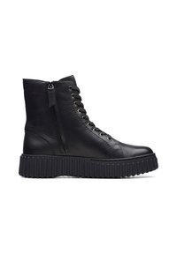 Botas de cuero negro hasta el tobillo con un acabado texturizado, que cuentan con una suela alta y acanalada, un frente con cordones y una cremallera lateral para facilitar su uso.
