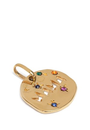 Pendentif en or avec un design découpé, featuring de multiples pierres précieuses colorées (vert, bleu, orange, violet) incrustées à la surface.