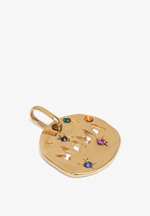 Gul hängsmycke med utskuret mönster, prytt med flera färgade ädelstenar (grön, blå, orange, lila) inlagda i ytan.