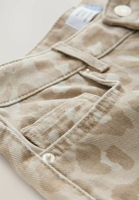 Beige cargo shorts i ett kamouflagemönster, med en texturerad tyg, sidofickor och detaljer i silverfärgad knapp.