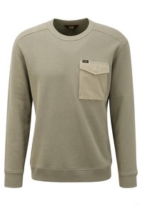 Pull en maille beige pour homme à manches longues et col rond, avec un tissu texturé, des poignets et un ourlet côtelés, ainsi qu'une grande poche à rabat sur la poitrine gauche avec le logo Lee.