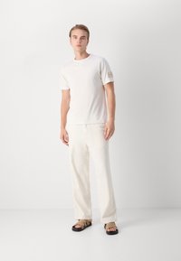 Calvin Klein Jeans BADGE REGULAR TEE - Pamata T-krekls - ivory