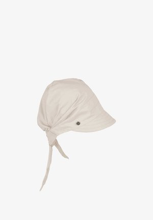Beige Kappe mit einem gebundenen Band auf der Rückseite, aus weichem Stoff gefertigt. Sie hat einen gebogenen Schirm und einen dekorativen Knopf an der Seite.