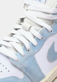 Jordan AIR JORDAN 1 MID SE - Sapatilhas de cano alto - white/worn blue/sail/light brown