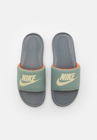 nike victori one slide green