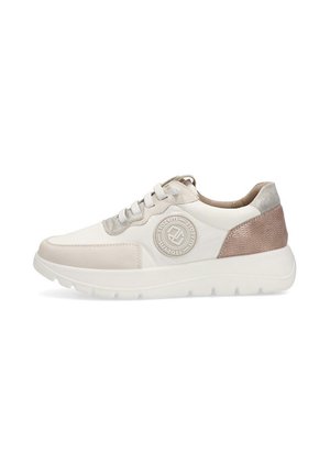 Zapatilla blanca con acentos en beige texturizado, detalle de logo, puntera redonda y cierre de cordones. Presenta un collar acolchado y suela de goma.