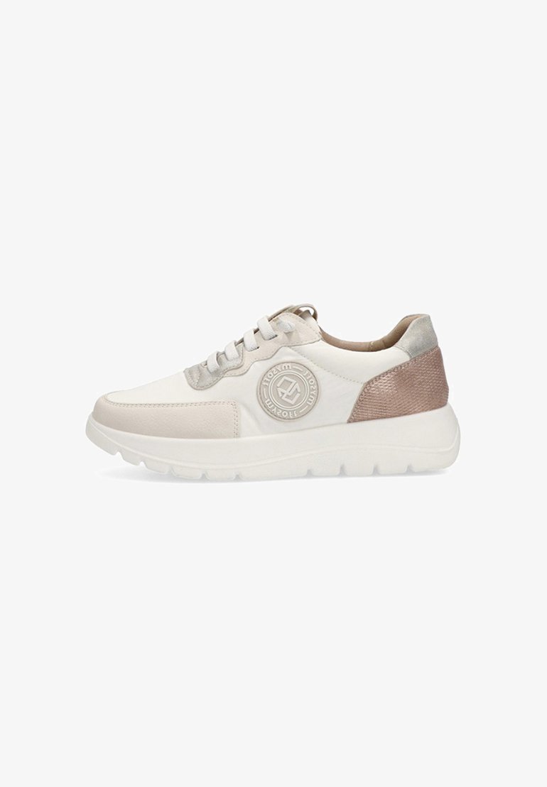 Zapatilla blanca con acentos en beige texturizado, detalle de logo, puntera redonda y cierre de cordones. Presenta un collar acolchado y suela de goma.
