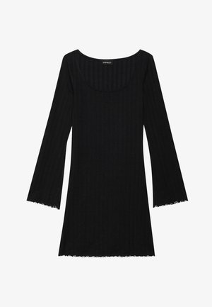 Robe noire à manches longues avec une texture côtelée, dotée d'un décolleté carré et d'accents festonnés au niveau des manches et de l'ourlet.