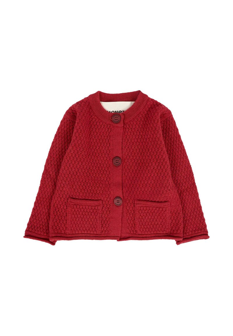 Cardigan a maglia rossa con scollatura rotonda, tre bottoni frontali, motivo testurizzato e due tasche frontali, posato su uno sfondo bianco.
