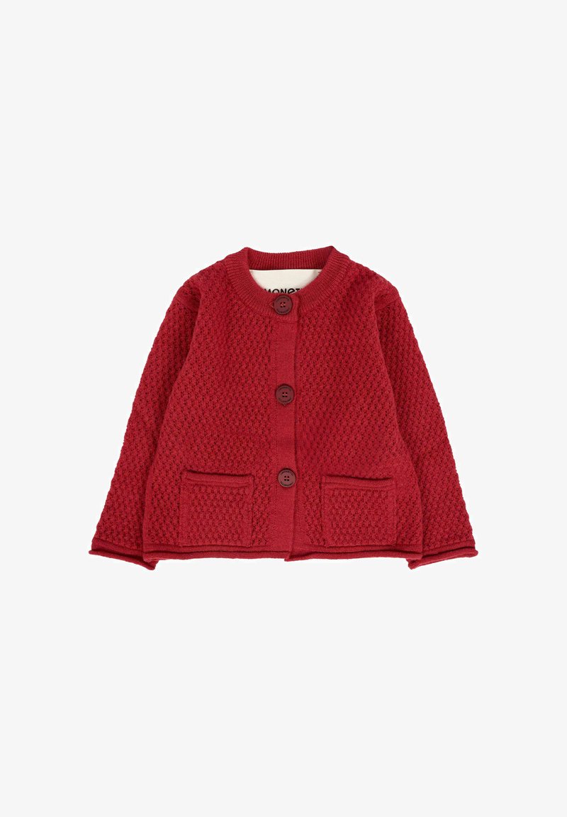 Czerwony sweter z dzianiny z okrągłym dekoltem, trzema guzikami z przodu, teksturowanym wzorem i dwoma przednimi kieszeniami, leżący płasko na białym tle.