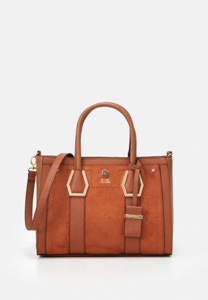 Brązowa skórzana torebka na ramię z podwójnymi uchwytami, odpinanym paskiem na ramię, złotymi sześciokątnymi ozdobami i logo River Island na przednim panelu.