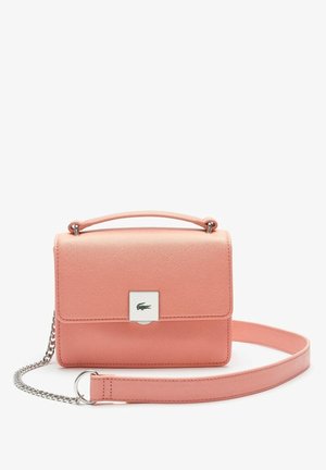 Roze handtas van synthetisch leer met een gestructureerd ontwerp, zilverkleurige hardware, afneembare kettingband en een reliëflogo op een vierkante klep.