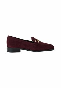 Bordeaux suede instappers met een rechthoekige neus, zwarte lage hak en gouden hardware-details op de wreef. Glad textuur, minimalistisch ontwerp.