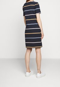 Sukienka z krótkim rękawem w granatowe paski z poziomymi paskami w jasnoniebieskim, różowym i pomarańczowym kolorze. Posiada luźny krój i prążkowany kołnierzyk.